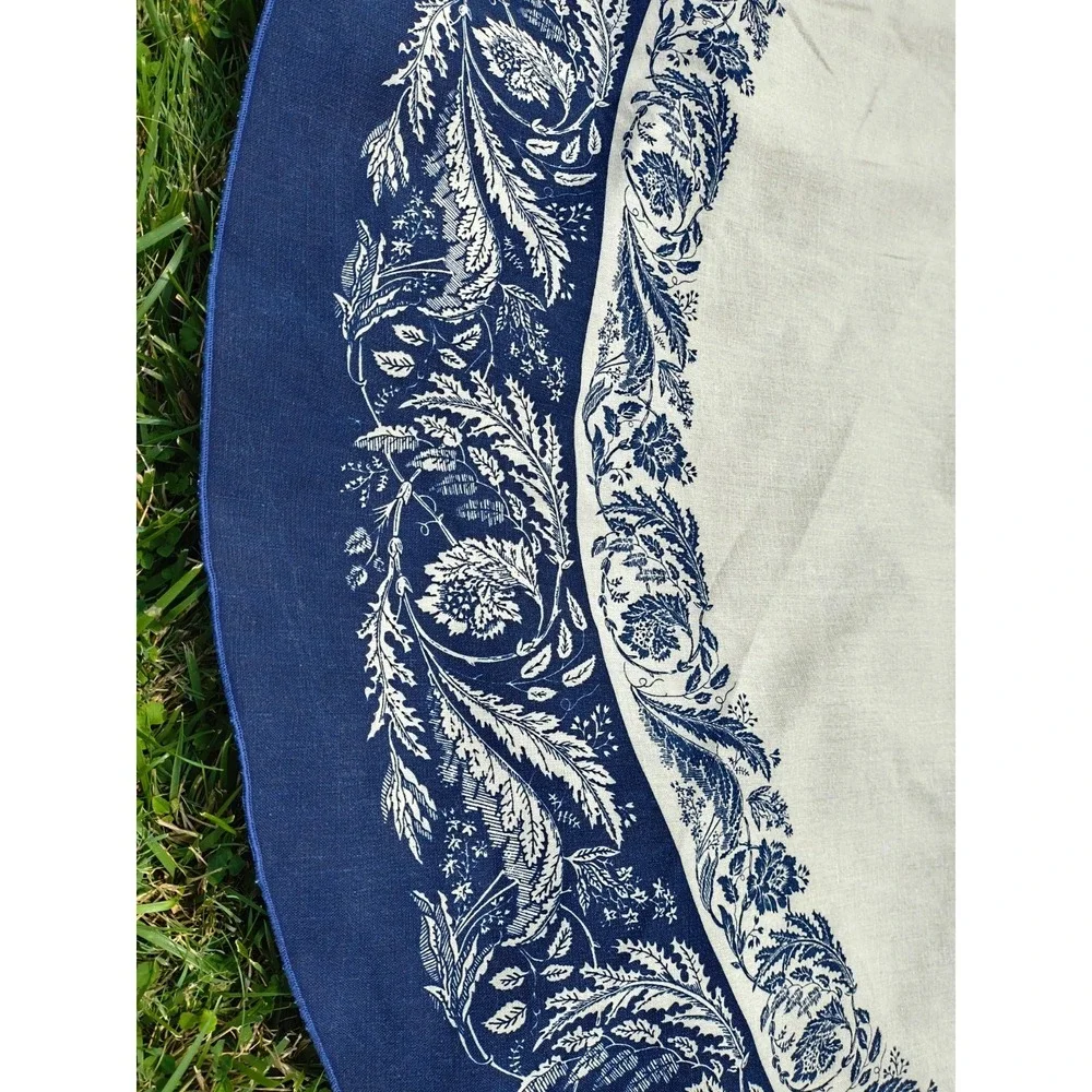 Vintage 1990-Y2K Round Linen Tablecloth 67.5